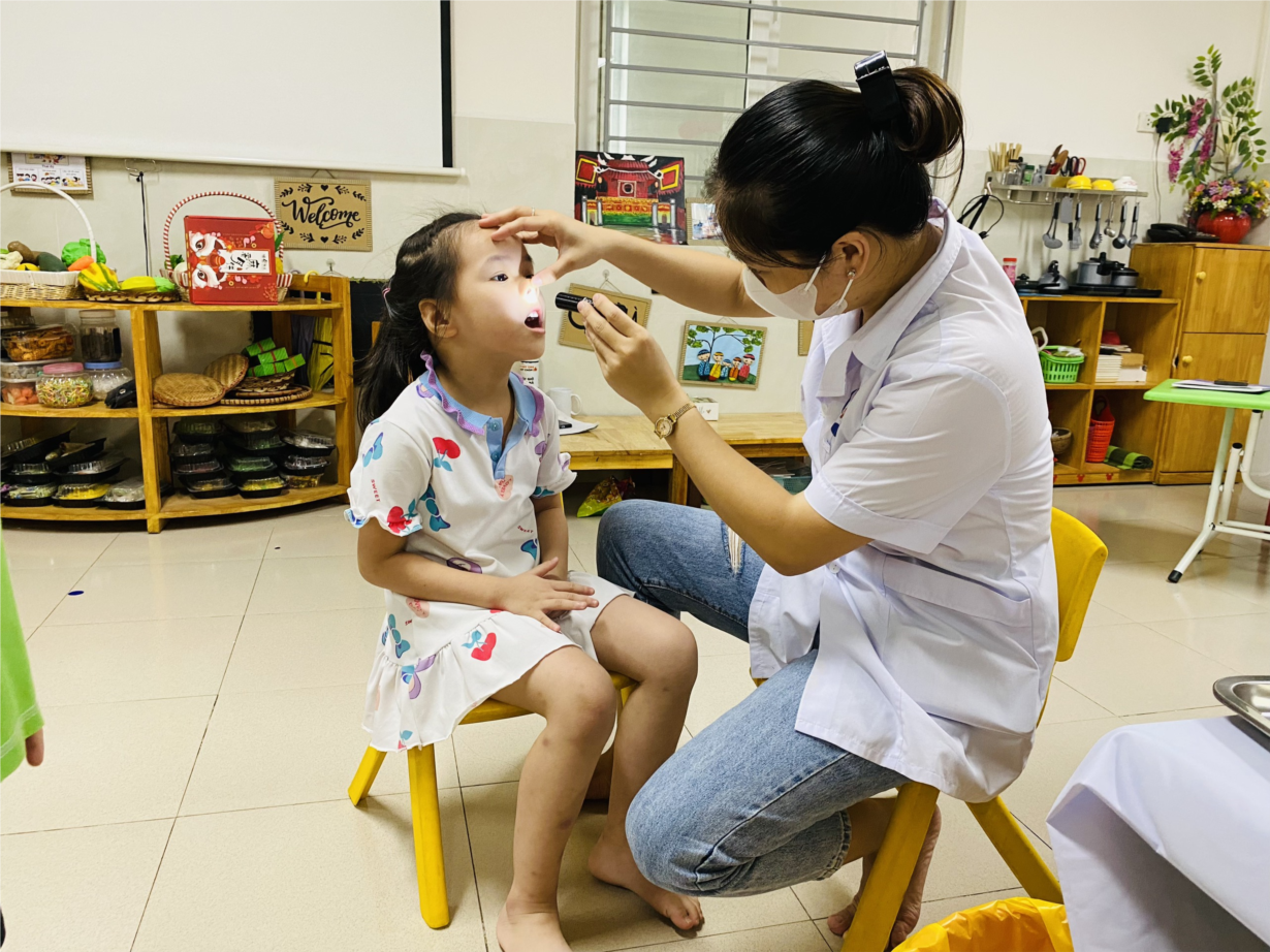 Các bé lớp Alvin 1 - được các bác sĩ khám sức khoẻ lần 1 năm học 2024 - 2025